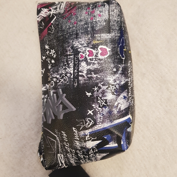 DKNY New York graffiti pouch bag NWT - Picture 6 of 12